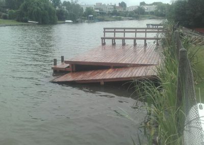 muelle-de-madera-con-bajada-y-banco