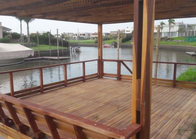 muelle-en-laguna-con-pergola-y-bancos-de-madera