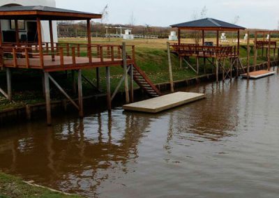 muelle-flotante-con-pergola-techada